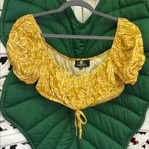 NWOT Lex Breezy mustard/ gold color lauae print crop top. Size 2XL